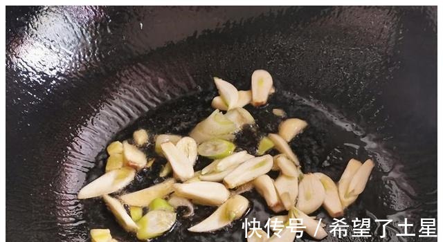 蔬菜|秋季，这蔬菜遇见别错过，做法特简单，学生娃多吃，对视力有好处！