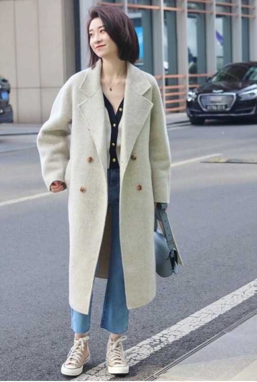 穿搭 天冷了,今年流行“大衣+牛仔裤”简约大气,意外美出新高度!