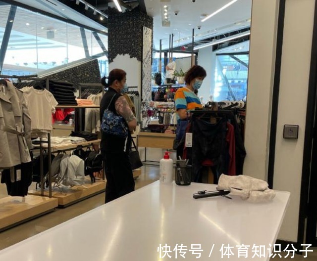 郎导|精神爽朗!女排郎平最新近况被曝光,陪女儿逛街买衣服生活惬意