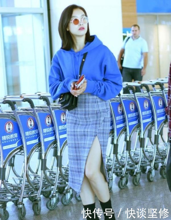 这才是早春流行的穿搭:“卫衣+半身裙” , 显高显瘦又不拖沓