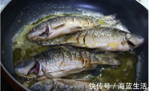 煎鱼时，万万不可直接下锅煎，只需掌握2个诀窍，鱼不粘锅没腥味