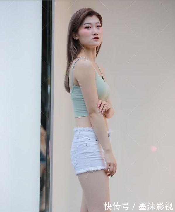 可爱 美女小背心搭毛茸茸短裤,超可爱超性感的小清新穿搭