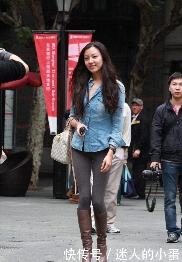 牛仔衬衫搭配灰色打底裤,青春靓丽,活泼可爱