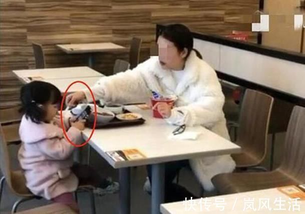 差别|母女俩在服务区吃饭,看到饭菜的差别后,网友孩子已被“养废”