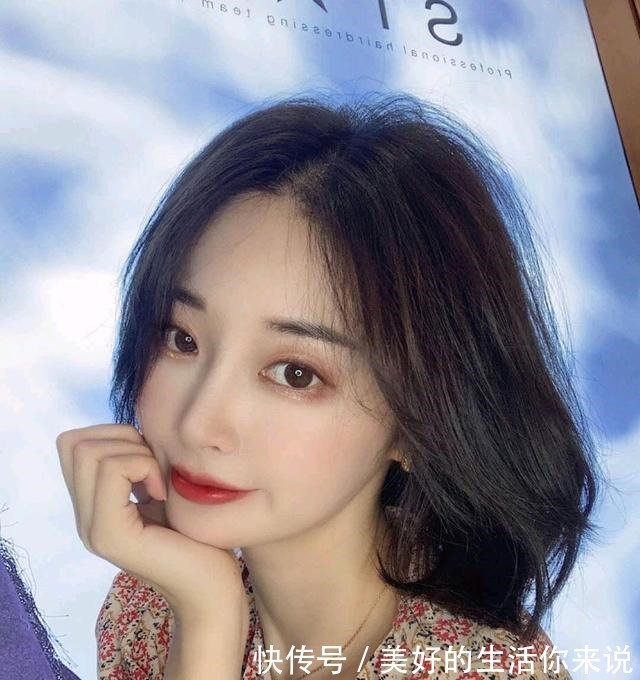 卷发 40岁+的女士换发型,与其装嫩,不如让人看到随意打扮的精致感!