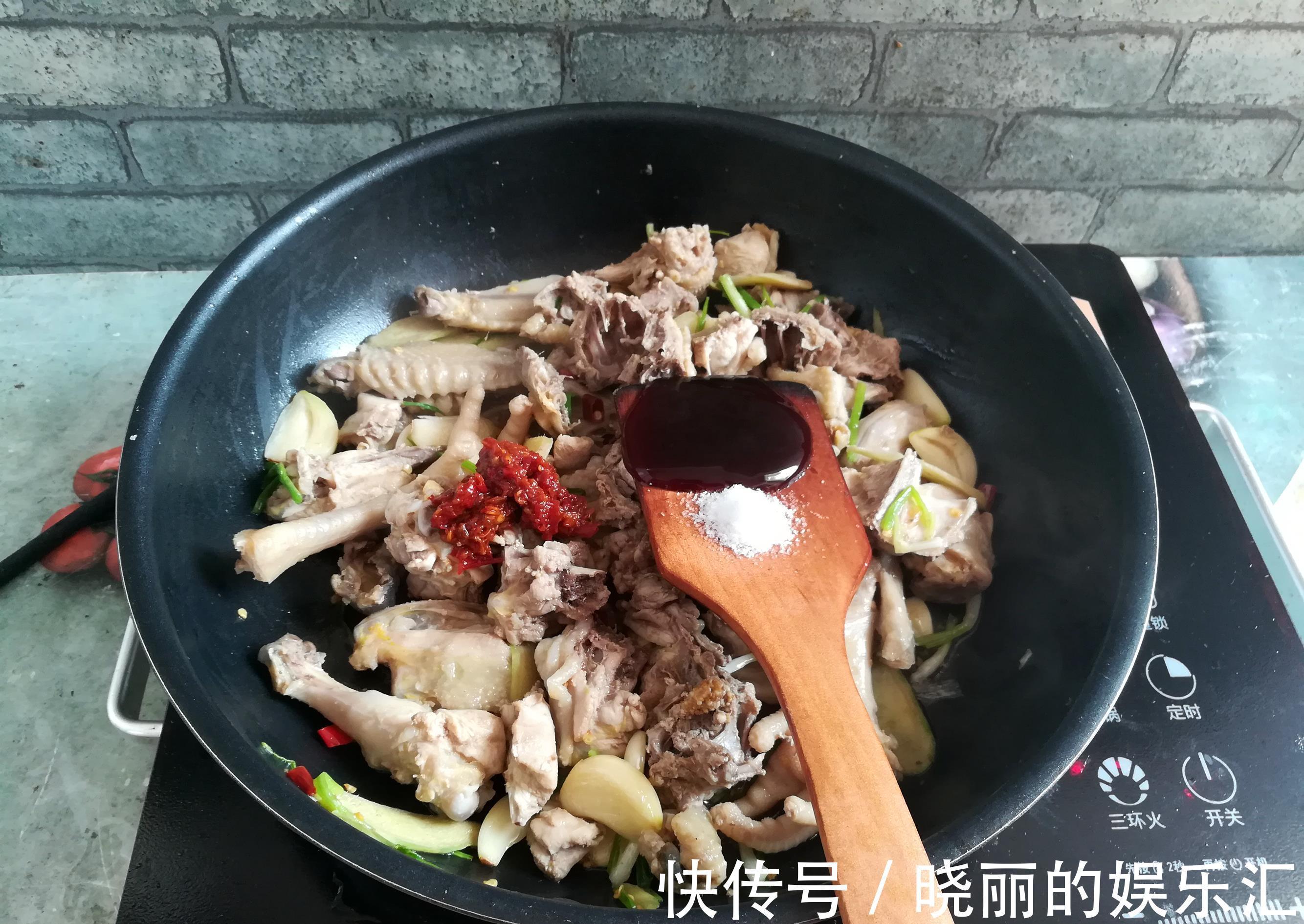香菇|鸡肉别总是煮汤,加点料,香辣可口清爽不油腻,端上桌就抢光了