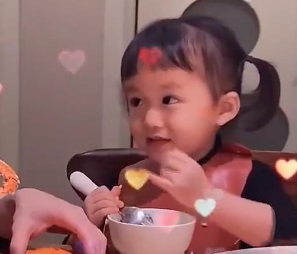 实力|妈妈抢爸爸的饭菜吃，女儿“实力护爹”，网友：都是别人家的女儿