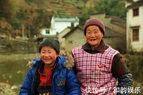 祖孙|孙子打针奶奶却火了!祖孙俩表情神同步,网友:真是亲孙子