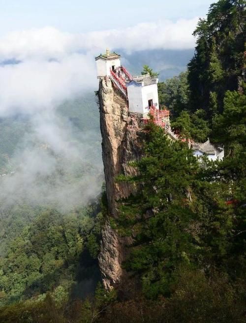 最险峻道观!建在1665米悬崖上,靠4根石条屹立500年不倒