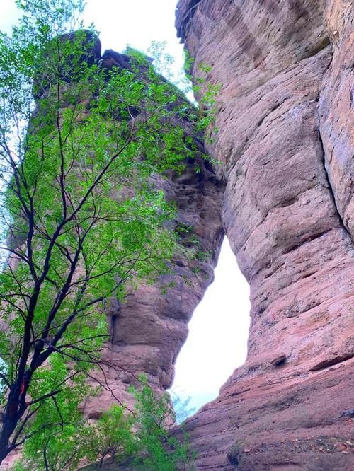 河北2座40米巨石，顶上有古塔建成方法成迷，专家：与海水有关