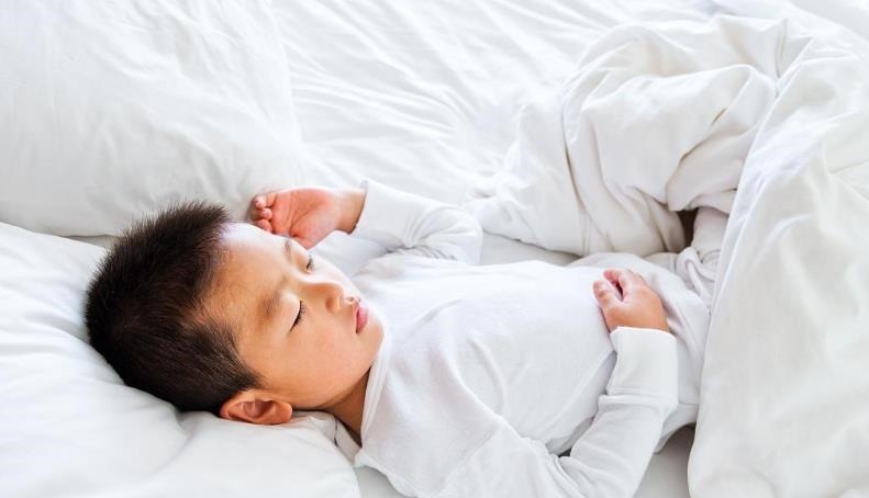 麻花式|3种睡姿影响孩子一生!宝妈及时帮忙纠正,孩子身体棒棒、智力高