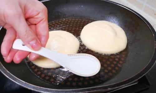 不用烤箱,不用电饭煲,学会这样做蛋糕,松软香甜,10分钟就上桌