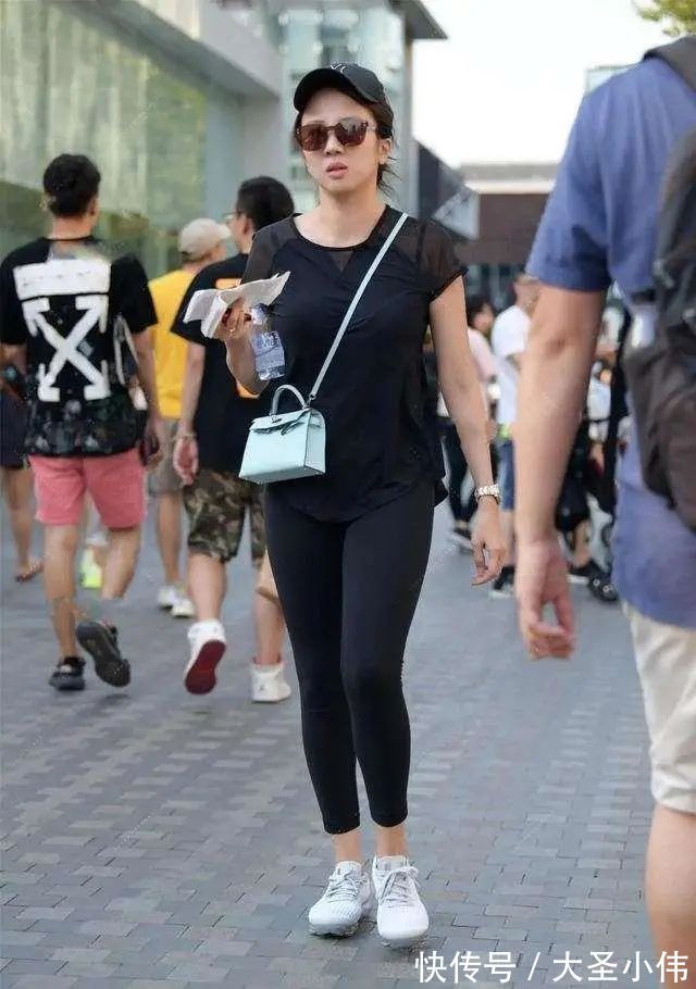 针织|美女街拍:牛仔裤穿搭简约大气,更加凸显身高,美丽不单调