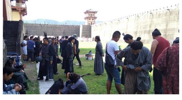 橫店群演現(xiàn)狀：懶漢天堂、瘋子樂(lè)園、光棍成群，成名機(jī)會(huì)趨近于零