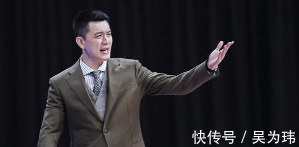 韩德君|火了!杨鸣与赵继伟摊手神同步,女球迷分析着装,直呼太帅了