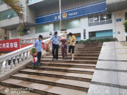 老人|阿婆雨中迷路 民警及时救助联系家人