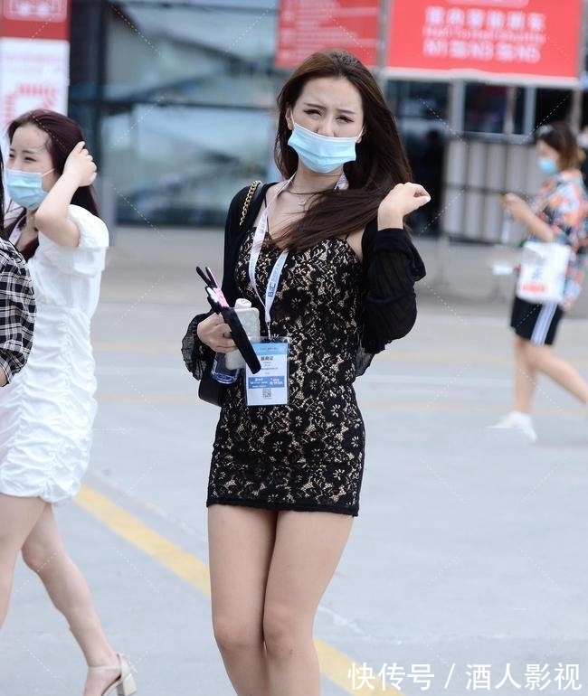 蕾丝连衣裙 蕾丝连衣裙搭配针织开衫,性感妩媚,成熟大气的纯黑穿搭