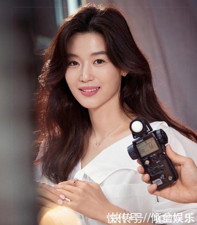 刘海 老得慢的女人,总是不会放过下面4种发型,经典活力,格外显气质