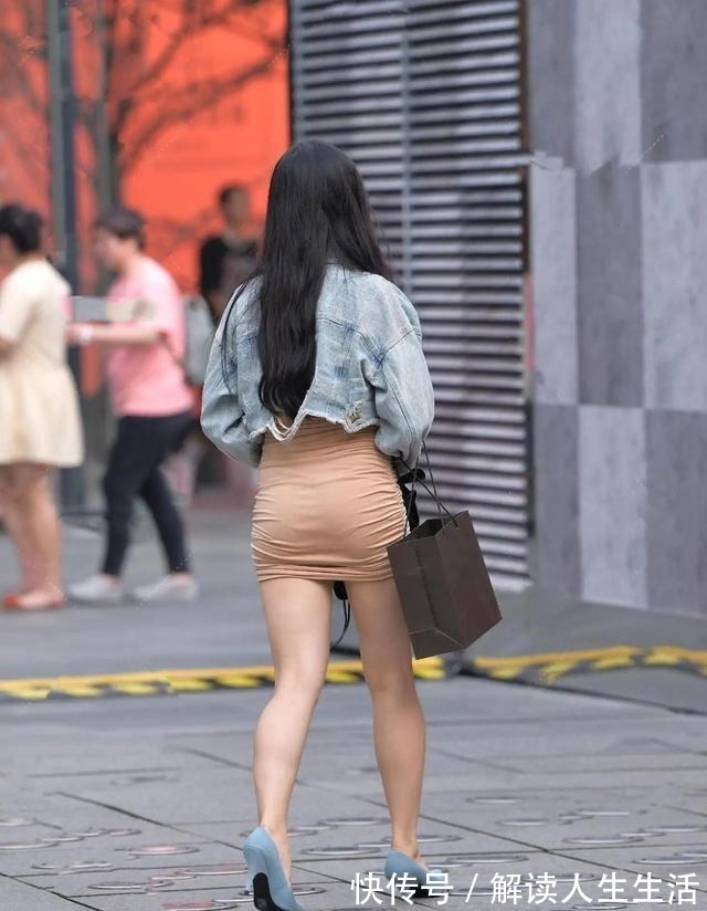 复古 精致穿搭的瑜伽裤充满奢华复古气息,带来完美的格调感,引人注目!