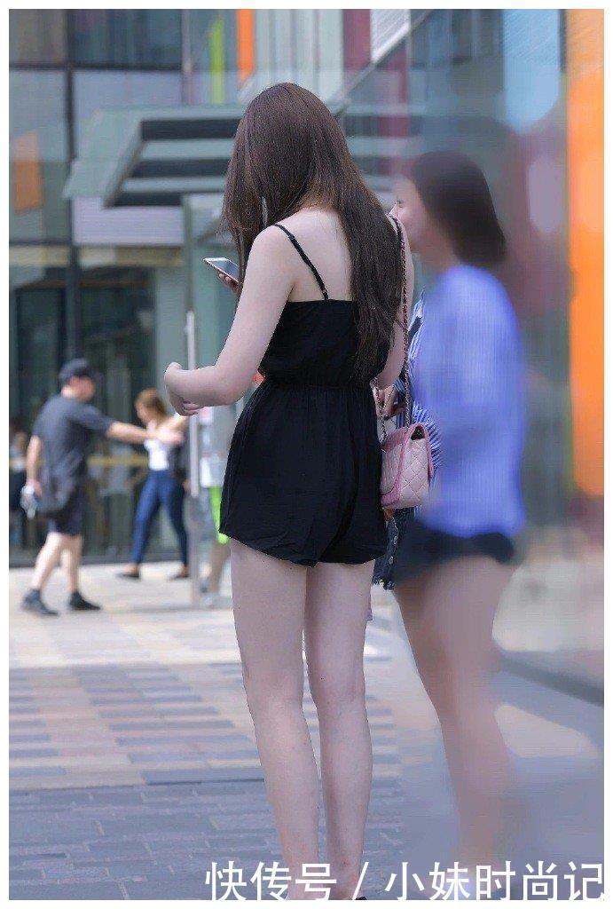 姐姐|街拍:简约的黑色小连体裤,配上一席柔顺的披肩秀发,微胖也能温柔可爱