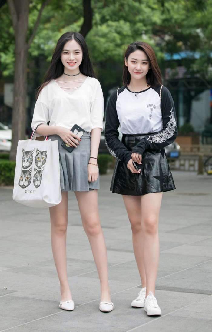 气质|街拍: 清纯的姑娘, 白色上衣搭配灰色半裙, 气质优雅简约而时尚!