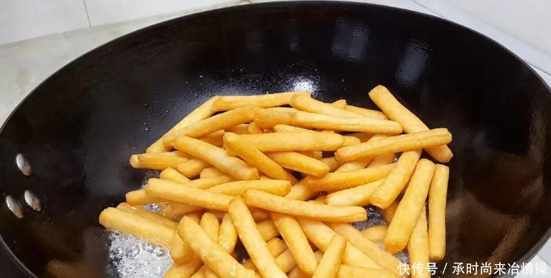 小油条|糯米粉这样做才好吃,开水一烫,个个焦脆又香酥,比麻花油条好吃