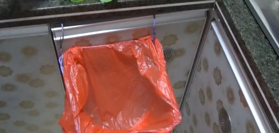 厨房|生活家:旧衣架别再扔了,折一折,放在厨房有大用处