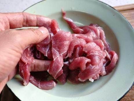 下锅|青椒炒肉丝,直接下锅炒是不对的,多加1个步骤,肉丝嫩滑不粘锅