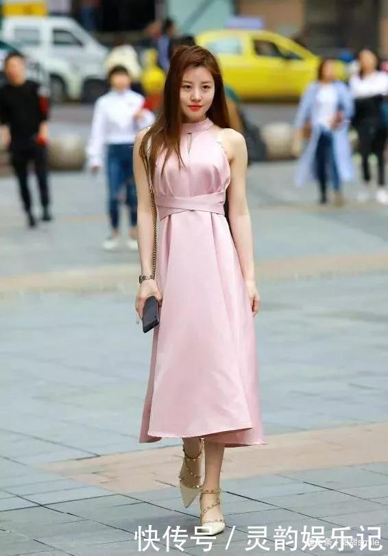 美女脚上搭配一双高跟凉鞋,让你犹如女神般靓丽