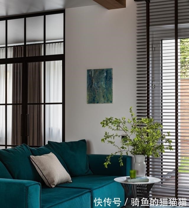 颜色|她家的装修配色超时尚,全屋经典现代风,照着装没错的!