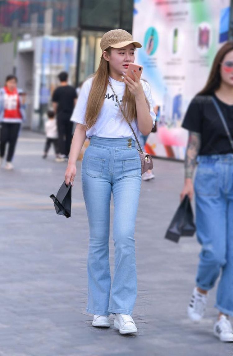 连衣裙|街拍:气质姐的黑色蕾丝连衣裙