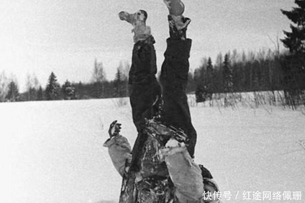 倒插|这具冻僵的德军士兵遗体，被苏军倒插在雪中当路标！