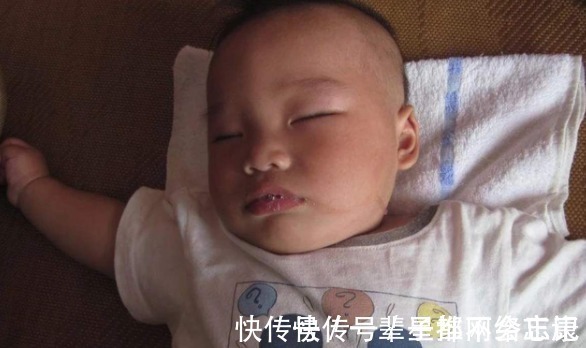 姿势|宝宝睡着后,为什么会保持“投降”的姿势?真实的原因太有爱了
