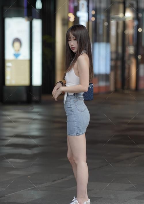 白色围颈露肩背心搭牛仔短裙,潮流个性,元气满满