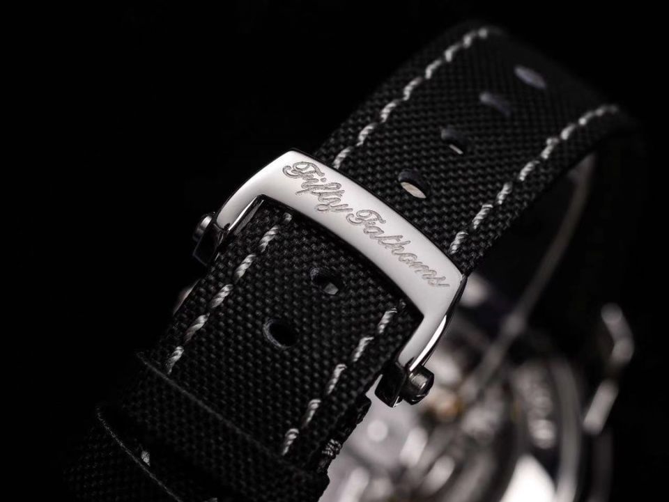 绿水鬼 在价格上天的绿水鬼面前,谁能拿下潜水表的下一个宝座!那只有五十噚莫属了!!!