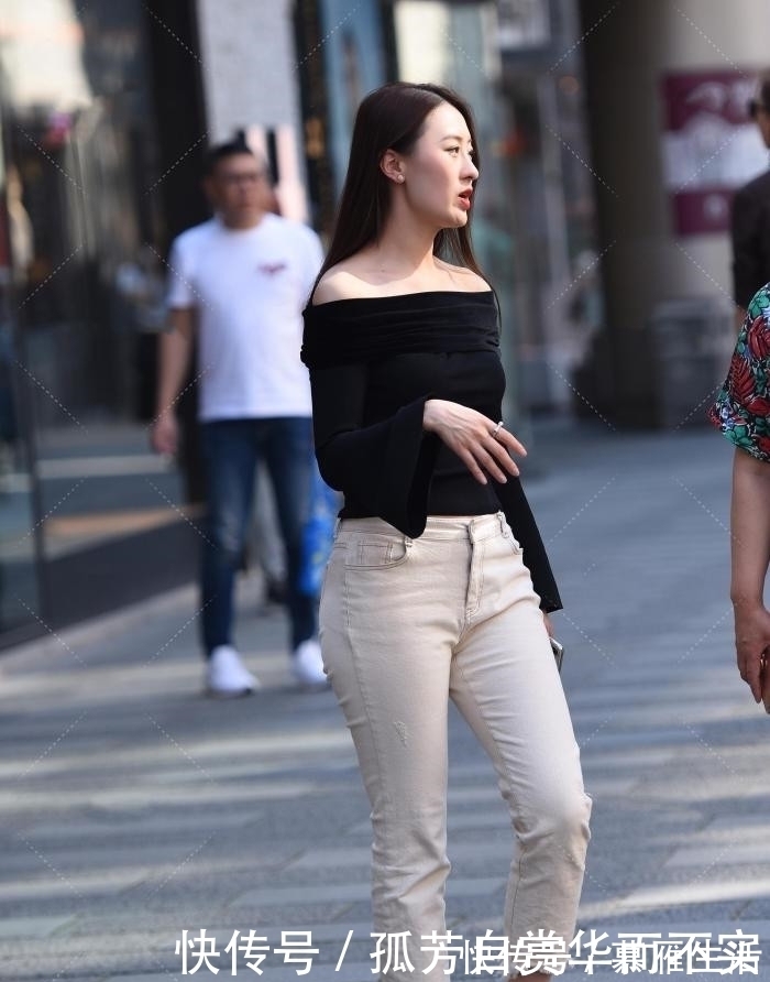 牛仔裤 一字肩丝绒上衣搭配米色牛仔裤,增添了几分高贵感