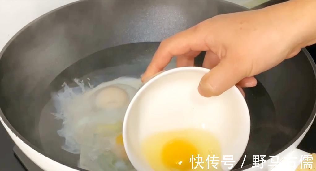 煮荷包蛋,水开下锅是不对的!学会这个技巧,鸡蛋完整嫩滑不粘锅