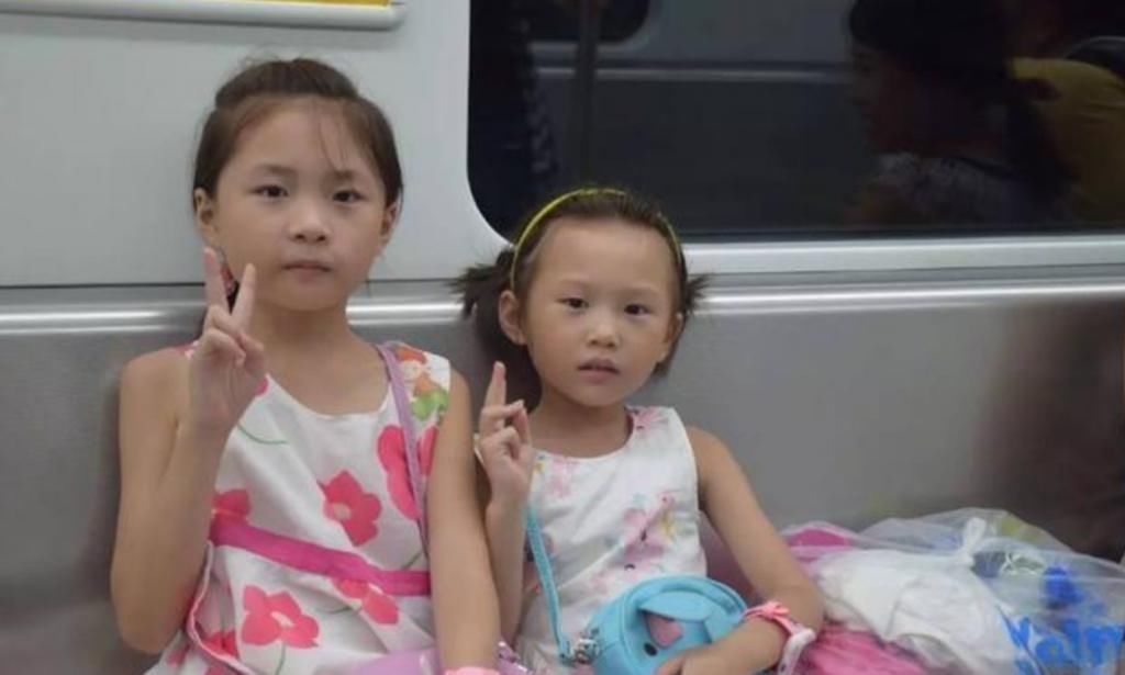 忍俊不禁|地铁上，陌生女乘客靠爸爸肩膀睡着，孩子的反应令人忍俊不禁