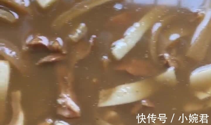 猪皮|熬猪皮冻时, 仅用猪皮已过时, 多放1样东西, Q弹爽口肉香味足!