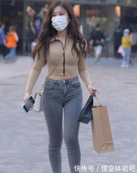 美人 紧身牛仔裤固然修身,但也并非“万能”,稍有不慎让你陷入尴尬!
