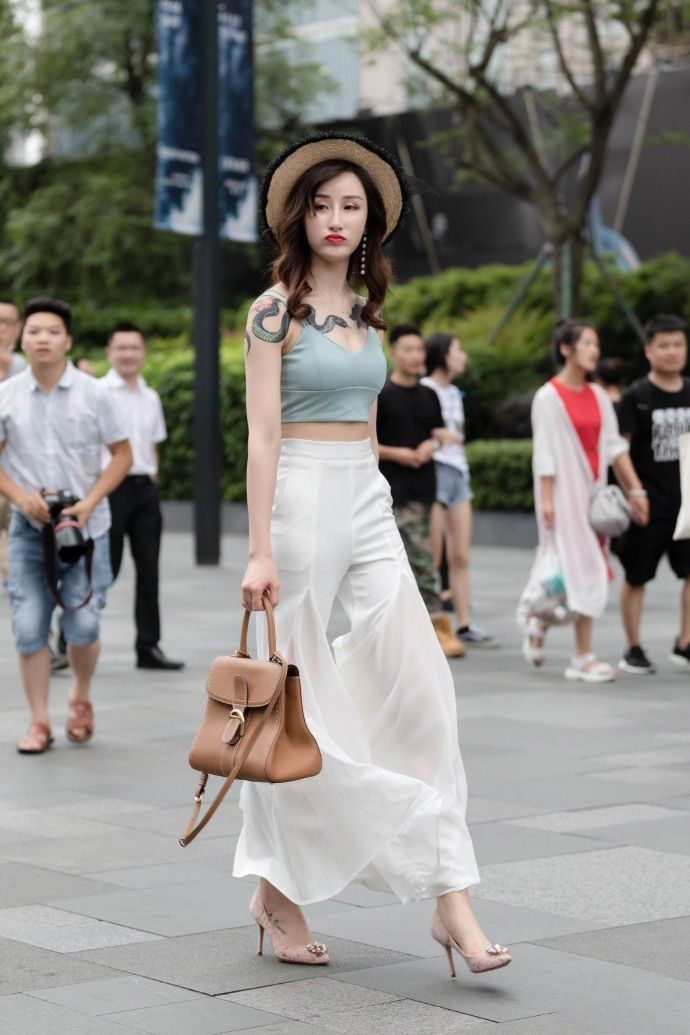 典雅|高贵典雅的打底裤穿搭整体感非常优雅,秀出美丽长腿,自在飘逸