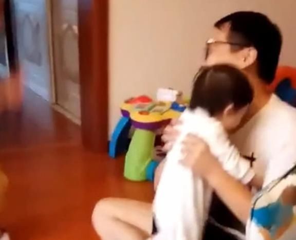 体育老师|妹妹学会走路了,哥哥比爸爸还激动,画面简直太有爱了