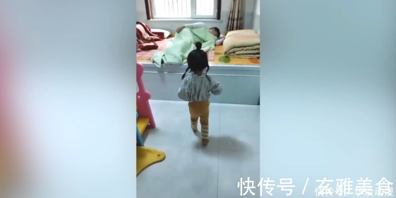 哥哥们|宝宝每天都会叫醒赖床的哥哥,真是太萌了,网友:人体小闹钟