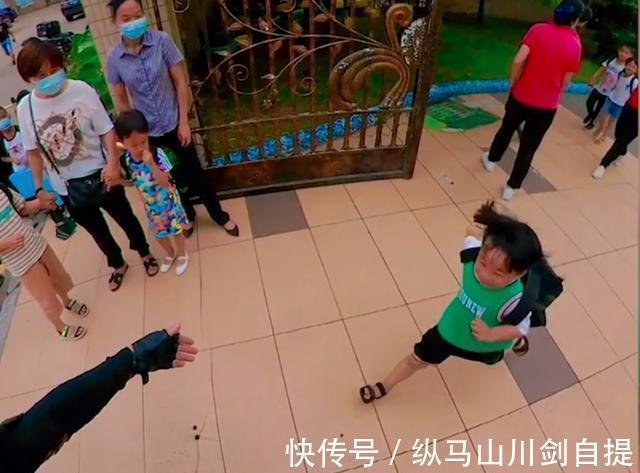 幸福的童年|故事:新奇又有爱!父亲扮未来战士去幼儿园接儿子,保安大叔拿防暴叉准备对战