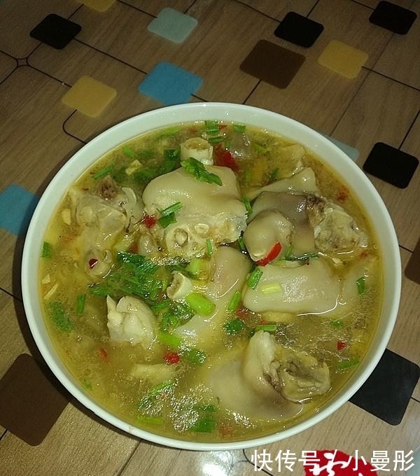 媳妇过生日,乡下老妈做了一桌子菜,却被嫌弃太寒酸