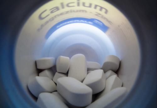  老年人如何预防骨质疏松？对抗骨松的四驾马车是什么？医生告诉您