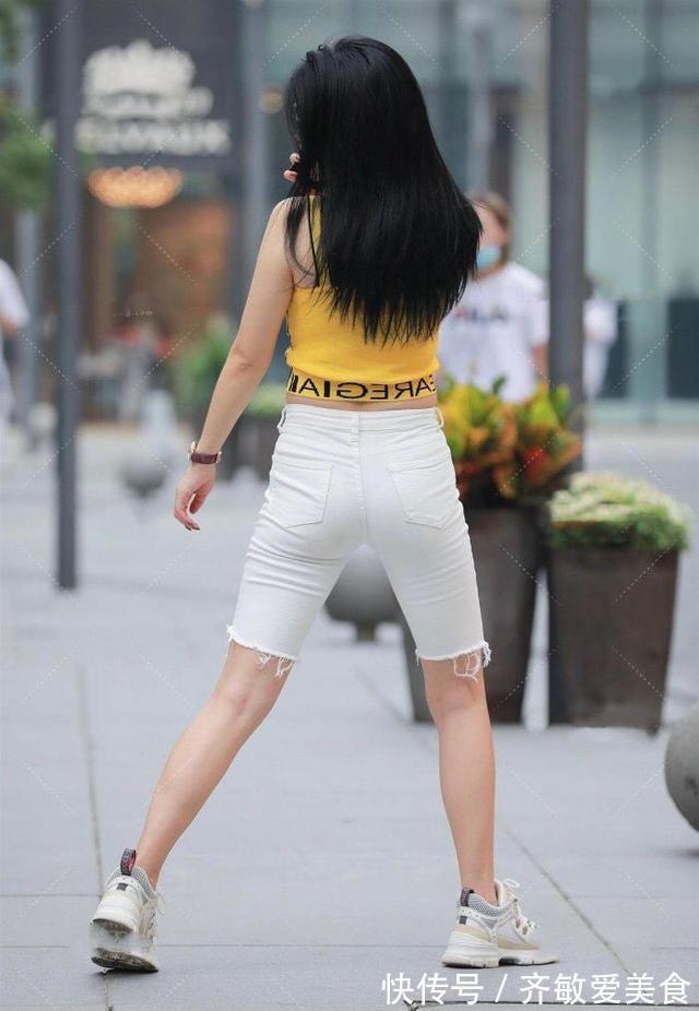 运动鞋 纯白色半身牛仔裤，搭亮黄色紧身吊带，显青春气息，更显活力十足