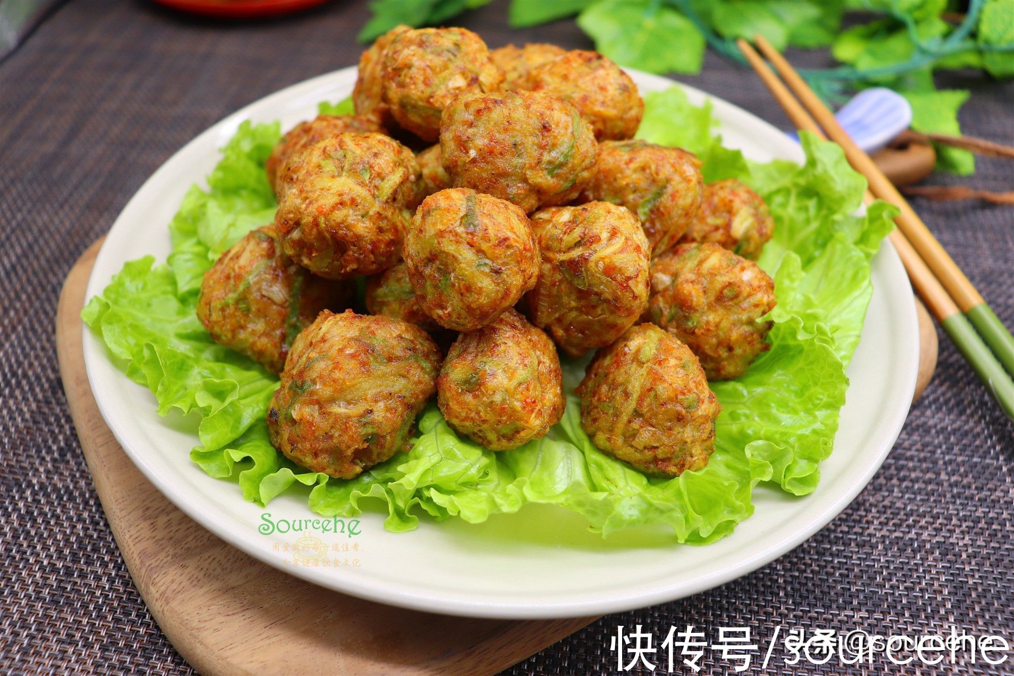 2根萝卜1碗粉，揉搓成小丸子，炸得香喷喷的，一口一个停不下来