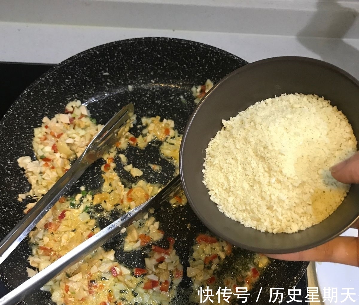 盘子|大虾搭配面包糠，色香味俱全，好吃到舔盘子