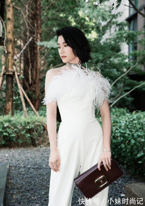 紧身|何超莲扮老成也不土,贵妇搭配更显高级,气质拿捏得正正好好
